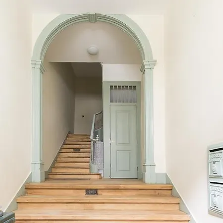 Apartamento Charming Tram 28 *